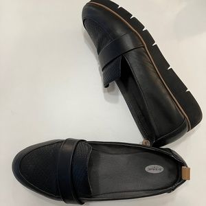 Dr. Scholl’s Webster Loafer shoes size 9.5 Wide.  Black, tan trim.